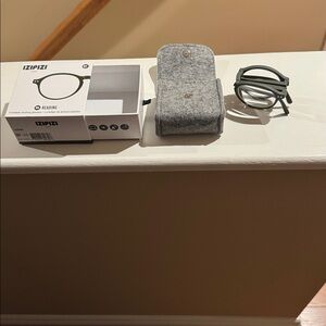 Izipizi folding reading glasses. +2.50. Kaki green.